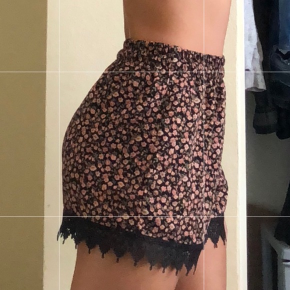 Cute floral shorts with lace - Picture 3 of 3